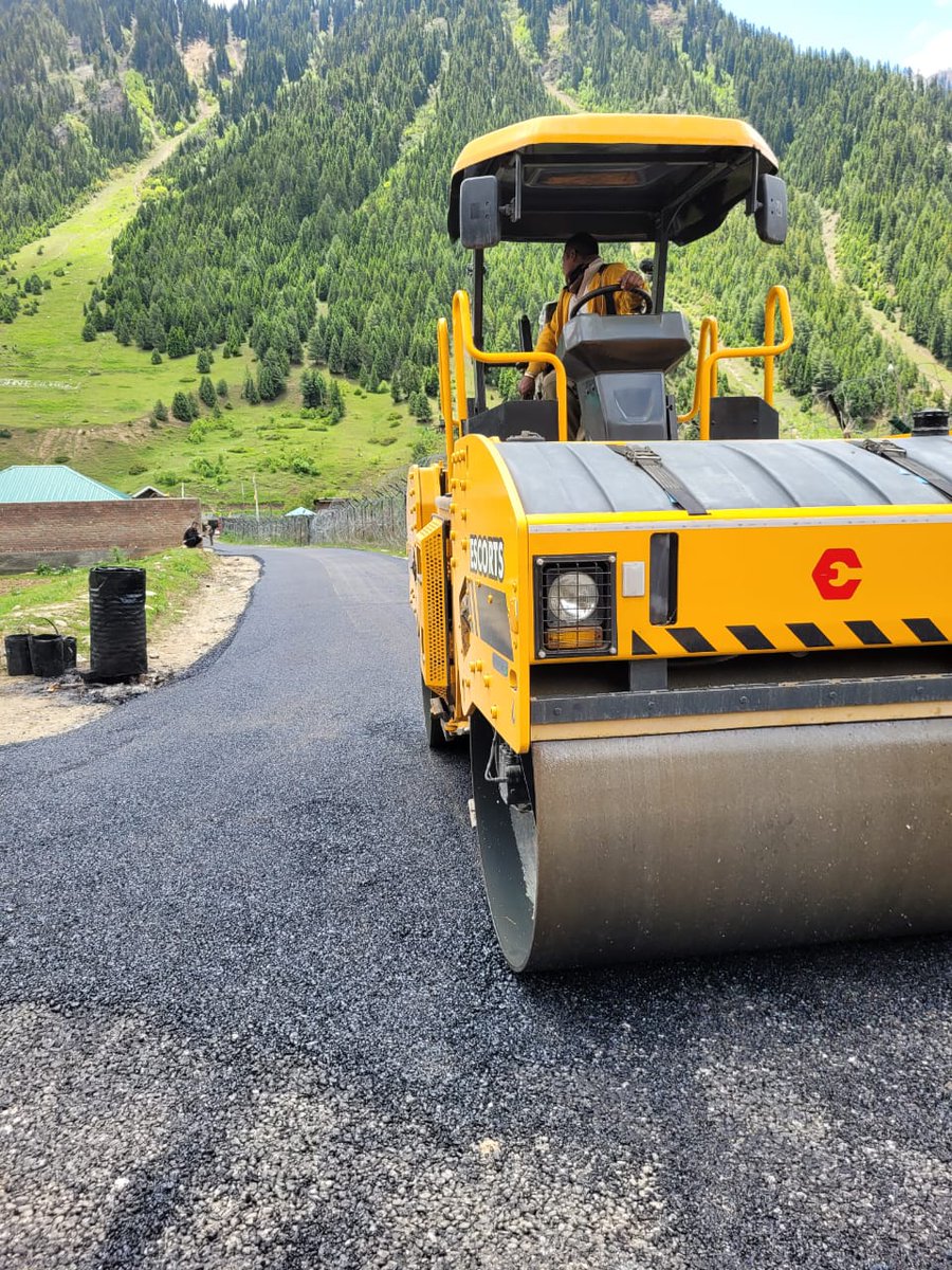 dcbandipora's tweet photo. #Macadamization #Update
Season's first Macadamization of Roads started in #Gurez, much ahead of its usual schedule.
Around 18 kms of Road Length is targeted for Macdamization during this season by SSD Gurez.
Some breathtaking visuals 👇
@OfficeOfLGJandK
@WorksDepartment
@DivisionalComm1
@bidhuriias
@diprjk
@ddnewsSrinagar
@dicbandipora