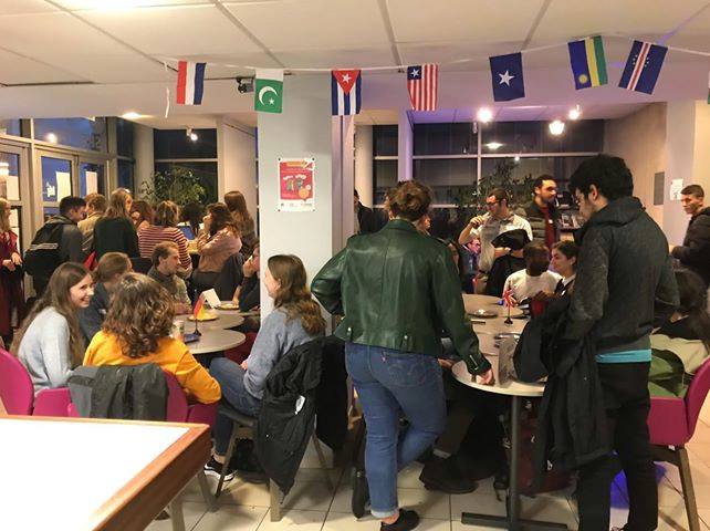 La fin d'année approche mais on ne chôme pas pour vous préparer le programme d'activités de la rentrée 2023-2024 😉
En attendant, retour photos sur des ateliers arts créatifs, maquillage, produits cosmétiques et nos cafés polyglottes !