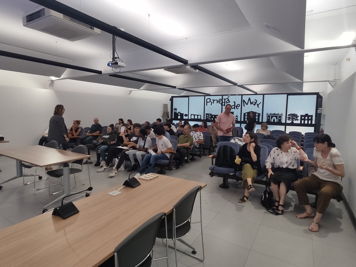 ExperimentemART's tweet photo. Tot a punt per la presentació
del projecte PAIRPOR LIGHT
del alumnes del PTT @pinedademar en el marc
#elquevolemaprendre
#experimentemamblart
#culturaieducació
https://t.co/tk48bvdaAu https://t.co/UUmoMzwGcs