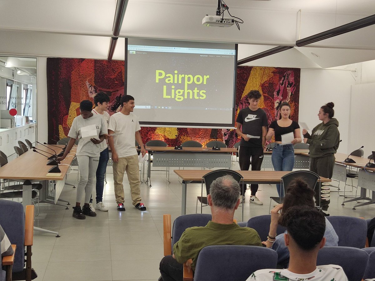 ExperimentemART's tweet photo. Tot a punt per la presentació
del projecte PAIRPOR LIGHT
del alumnes del PTT @pinedademar en el marc
#elquevolemaprendre
#experimentemamblart
#culturaieducació
https://t.co/tk48bvdaAu https://t.co/UUmoMzwGcs