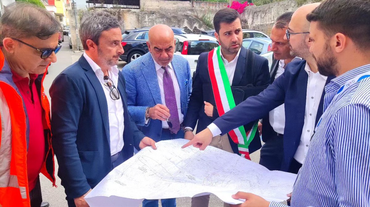 EnteEic's tweet photo. Avviati i lavori per l’estensione della rete fognaria anche nel comune di Boscotrecase. Un’opera che consentirà di portare a depurazione i reflui di circa 300 abitanti all’impianto di depurazione di Foce Sarno.
https://t.co/araiqERCEb https://t.co/f8aufxFAms