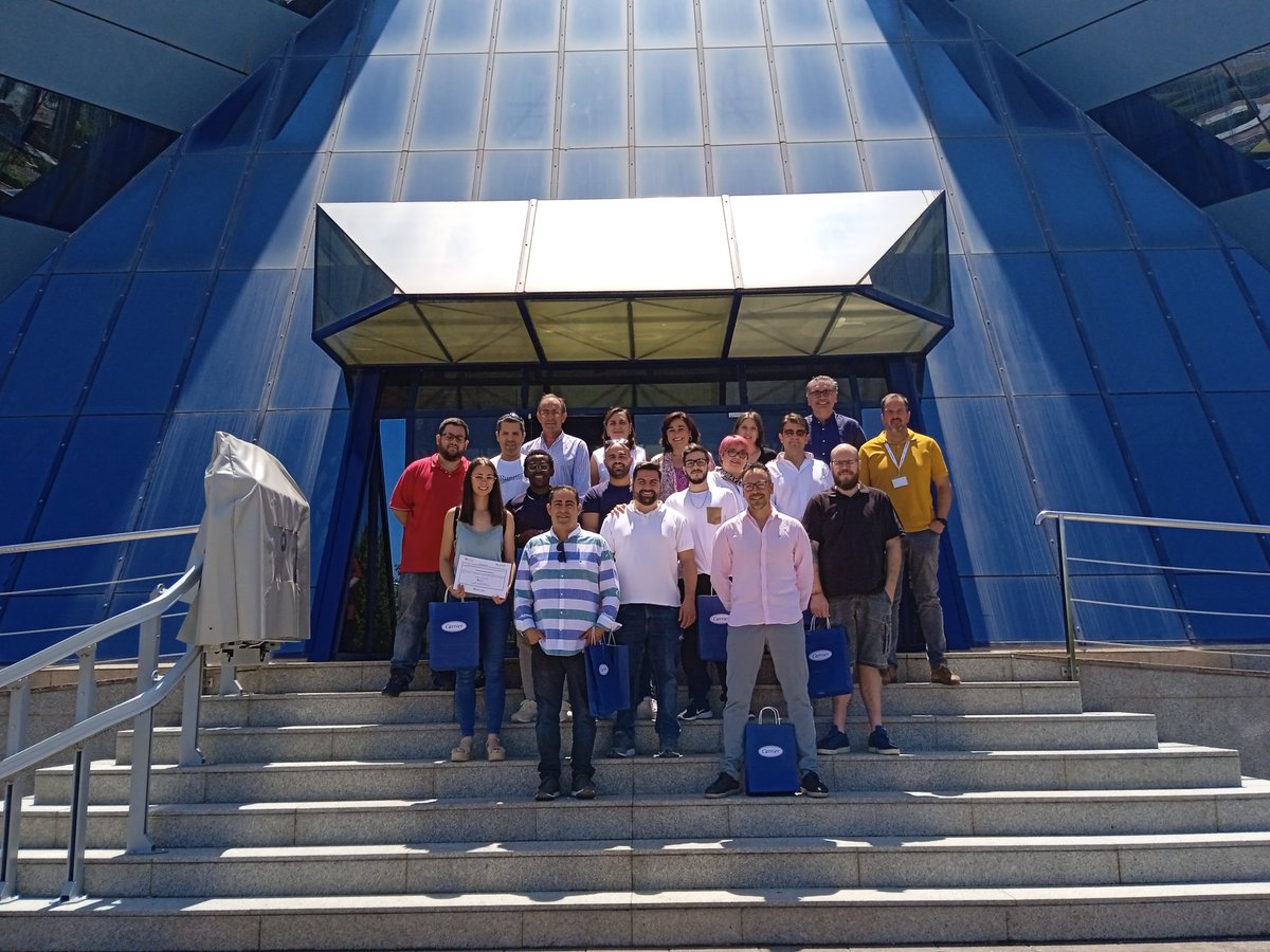 Entrega de diplomas del curso "Auxiliar de instalador/a electricista". Enhorabuena por vuestra actitud, es la llave para conseguir una oportunidad laboral. Magnífica experiencia de trabajo en equipo con #Carrier y <a href="/CalleEncuentro/">ENCUENTRO EN LA CALLE</a>
#IncorporaFundlaCaixa <a href="/FundlaCaixa/">Fundación ”la Caixa”</a> <a href="/fsu_ongd/">F. Social Universal</a>