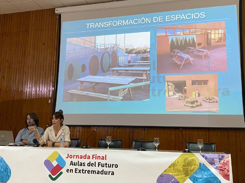 enmarcha's tweet photo. Primera ponencia de la mañana, a cargo de María Castro, embajadora AdF y directora del CEIP Santa Ana de Pedrezuela (Madrid), @MariaCadelValle  y Julio Vegas, embajador AdF y director del CEIP San Antonio de Yeles (Toledo), @JulioJVegas https://t.co/hhhdcsuu7A