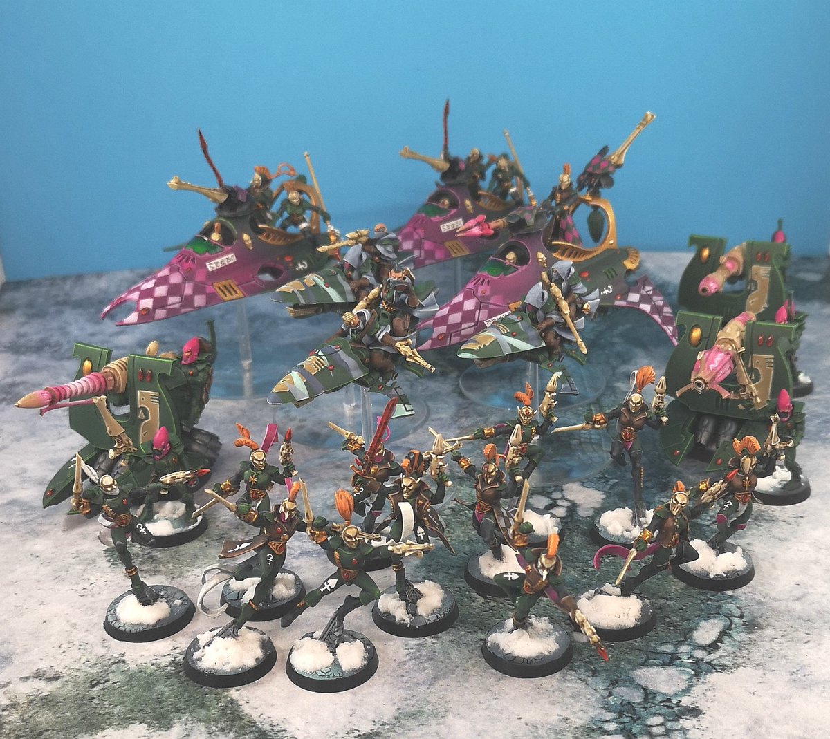 The full set of Aeldari I completed over the last few weeks, now on their way to their owner!
#miniaturepainting #wargaming #wepaintminis #wh40k #WarhammerCommunity