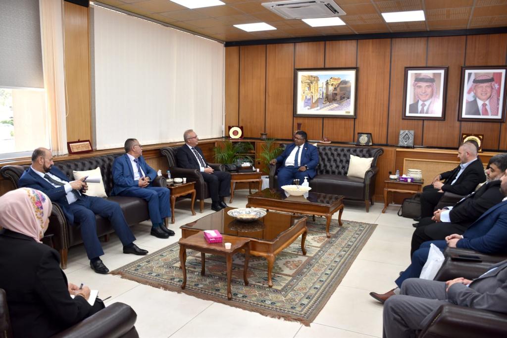 اليرموك تتسلم شهادة "الخمس نجوم" في نظام التقييم العالمي QS Stars للجامعات
لمزيد من التفاصيل : yu.edu.jo/index.php/newa…
#جامعةـاليرموك