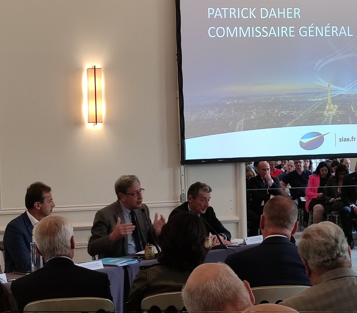 emilie_drab's tweet photo. A la conférence de présentation du salon du Bourget, Patrick Daher martèle : "nous ne supportons plus l'aviation bashing". Le Bourget doit être"une fête de l'aviation immense le week-end", avec des animations ms aussi la démo des efforts de décarbonation @GifasOfficiel #SIAE https://t.co/hjb8bkKqfV