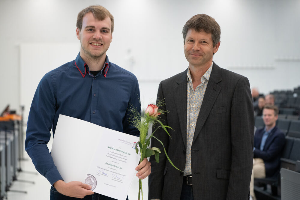 Der Nachhaltigkeitspreis der #UniGreifswald 2023 wurde an Dr. Henrik Terholsen für seine herausragende Dissertation zum Thema „Enzymatic valorization of sustainable carbon sources“ verliehen. Herzlichen Glückwunsch! #Nachhaltigkeit ▶ t1p.de/nzh7h