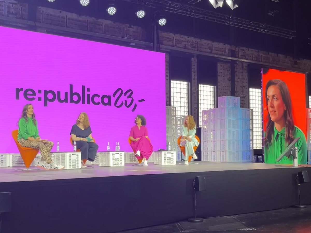 Laura Sophie Dornheim (@schwarzblond) on Twitter photo Starkes Panel zu #NewWork, Arbeitskultur.
<a href="/sue_reindke/">Sue Reindke</a> fragt gerade wann <a href="/SAP/">SAP</a> und @microsoft dank Digitalisierung den 6-Stunden-Tag einführen.
Bisher keine festen Zusagen von @DieJuramama und <a href="/LenaRogl/">Magdalena Rogl</a>. ☺️
#rp23 Starkes Panel zu #NewWork, Arbeitskultur.
<a href="/sue_reindke/">Sue Reindke</a> fragt gerade wann <a href="/SAP/">SAP</a> und @microsoft dank Digitalisierung den 6-Stunden-Tag einführen.
Bisher keine festen Zusagen von @DieJuramama und <a href="/LenaRogl/">Magdalena Rogl</a>. ☺️
#rp23