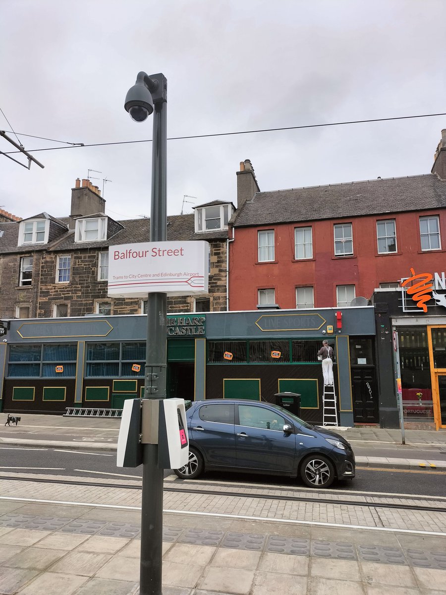 The @harpandcastle getting a lick off paint today, looking superb, all set for the summer sunshine 🖌️☀️🍻 If you are taking a dander down then walk, support a local community boozer in Leith! 👍

#ThinkLocal 💰