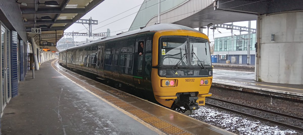 165132 at a snowy Newport back in March 

#Class165 @GWRHelp
