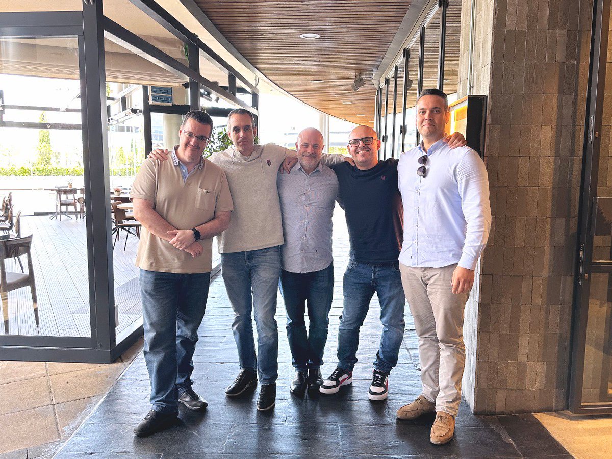 Bomba!! 🍏 A surfear la ola Apple VisionPro con los mejores!

Anunciamos la colaboración con Apple Coding Academy los mejores formadores en código de entornos Apple en España para preparar a nuestros alumnos de Virtual Voyagers Academy, la academia oficial de Virtual Voyagers