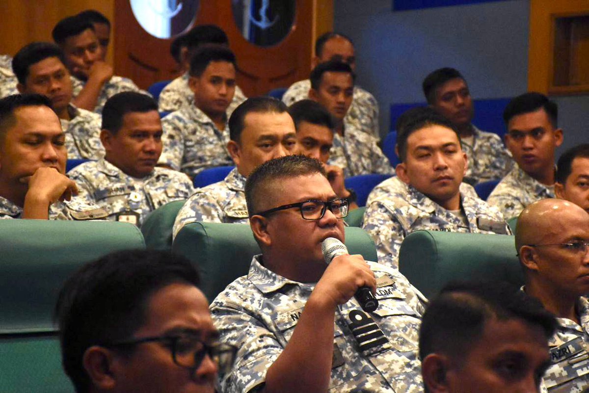MPA_Barat's tweet photo. Don't just learn, experience!

Pelaksanaan inisiatif ke arah peningkatan kesiagaan Armada Barat TLDM telah dirumuskan semasa Post Exercise Debrief (PXD) berdasarkan
pemerhatian &amp; penilaian sepanjang #OSTEXWEST2/23 berlangsung.

#ClosingPhase
#ArmadaBaratSiaga
#KeringatKeamanan https://t.co/YrBYIbb7ME