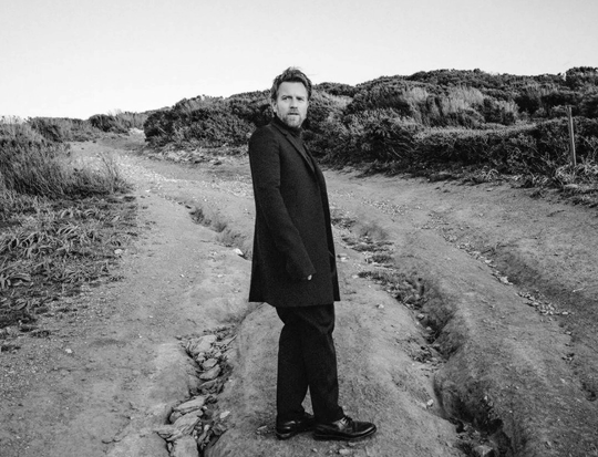 im here yet again to remind you about superior ewan photoshoot, thank you 😌