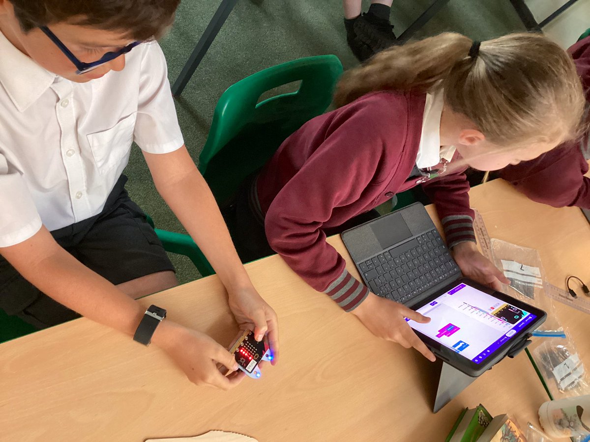 LayfieldPrimar1's tweet image. Year 5 working with @YarmSchool this morning with Micro:bits. Pupils are being challenged in pairs to think creatively and solve problems within their coding #computing #ks2 #bbcmicrobit