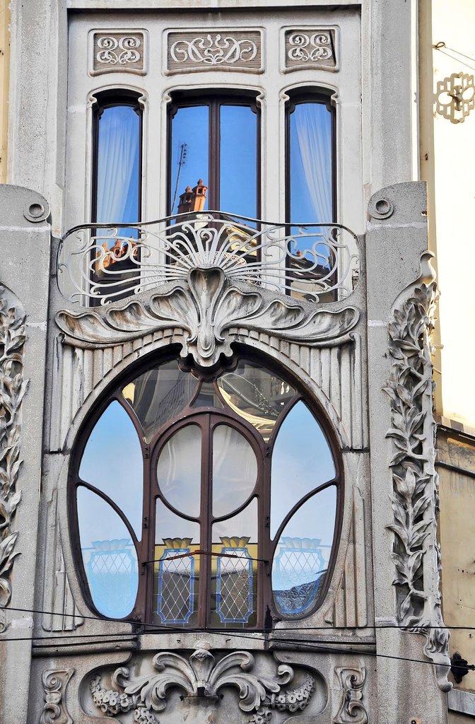 Window of "La Casa Florio", an Art Nouveau (Liberty Style) building from 1901 in Torino, Italy. Designed by Giuseppi Velati Bellini.

📸seeing-torino.blogspot.com.
