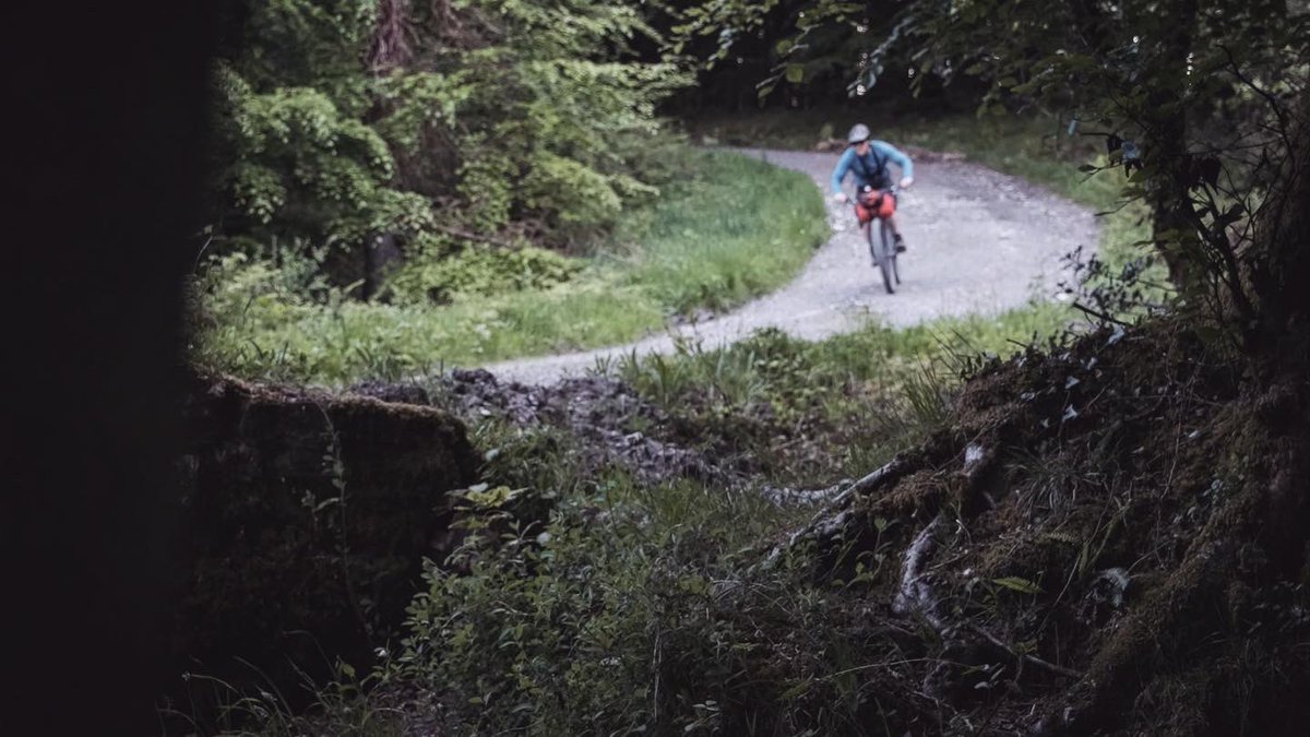 mtbbikepacker's tweet image. More teases from my upcoming film. Even on a short overnighter well prepared kit is vital. The AlpKit 13l roll in the Restrap bar bag holds an Alpkit Rig 3 tarp,Hunka bivvy,CloudBase mat &amp;amp; CloudCover quilt #alpkit #sonderbikes #hardtail #bikepacking #devon #restrap #fujixseries