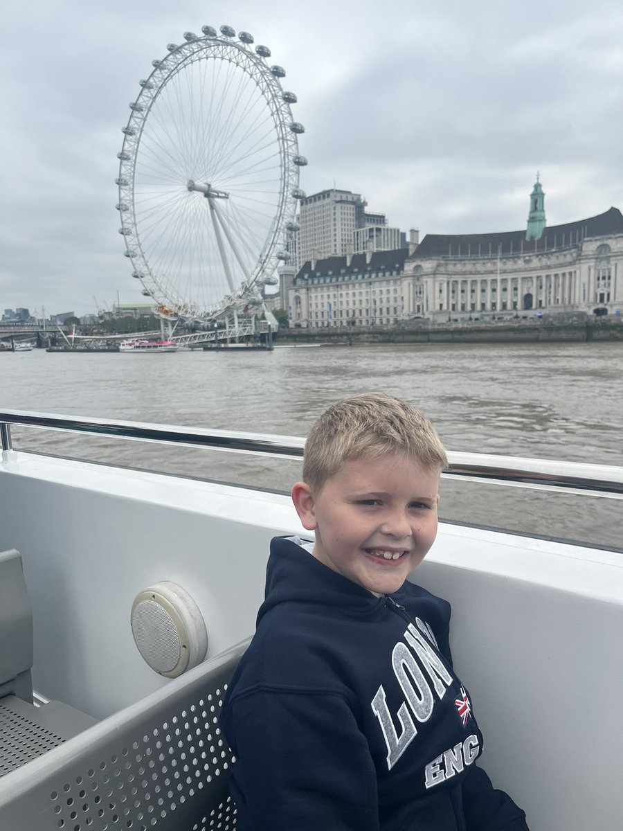ClaireWoods81's tweet photo. Finley year 3 estimating how high the London eye is and how many pods there are @halewoodcofe #reallifemaths https://t.co/nNukk7quqB
