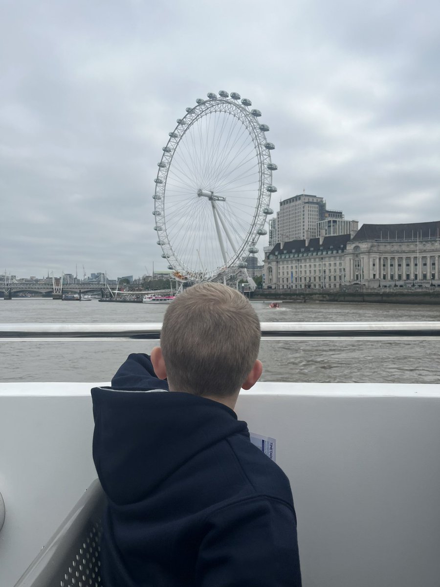 ClaireWoods81's tweet photo. Finley year 3 estimating how high the London eye is and how many pods there are @halewoodcofe #reallifemaths https://t.co/nNukk7quqB
