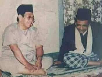 “Syukuri apa yang sudah allah berikan kepadamu. Orang itu punya bagian masing-masing, jadi syukuri dan nikmati bagianmu.”

~ KH. Maimoen Zubair

Dari kanan: KH. Maimoen Zubair bersama KH. Abdurrahman Wahid, atau yang akrab disapa Gus Dur.