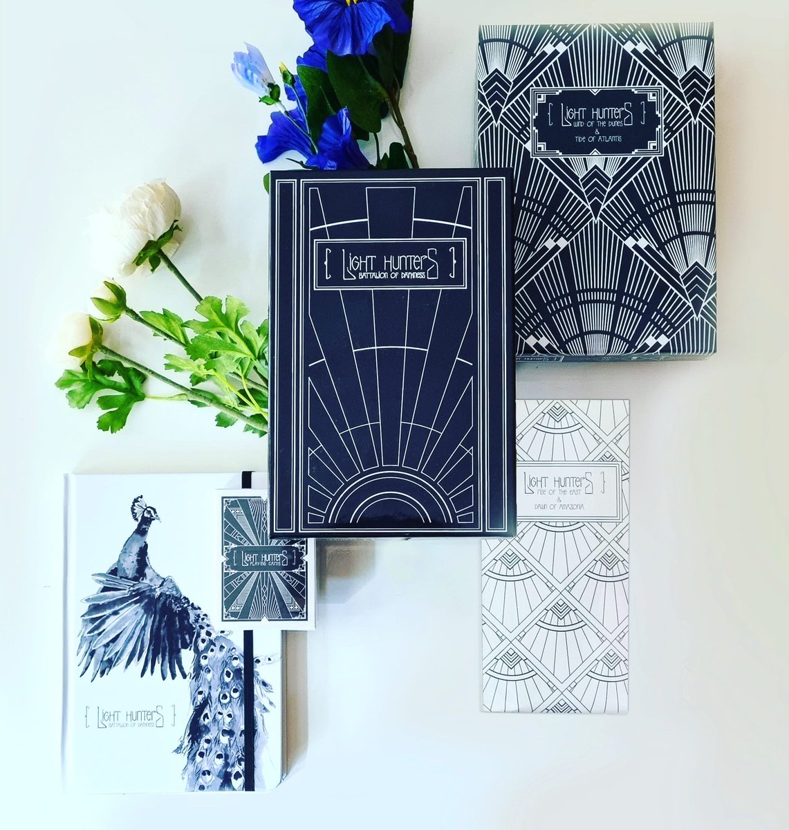 DTDA_Games's tweet photo. Et pour les papas fin tacticiens, faites lui découvrir #LightHunters, le jeu de cartes de combats en équipe qui mettra son esprit stratégique à l'épreuve et garantira des moments de plaisir et de sournoiserie en famille ! 🃏💥
#Fathersday #FetedesPeres #cadeau #gifts
#boardgame https://t.co/jgpcCRdelI