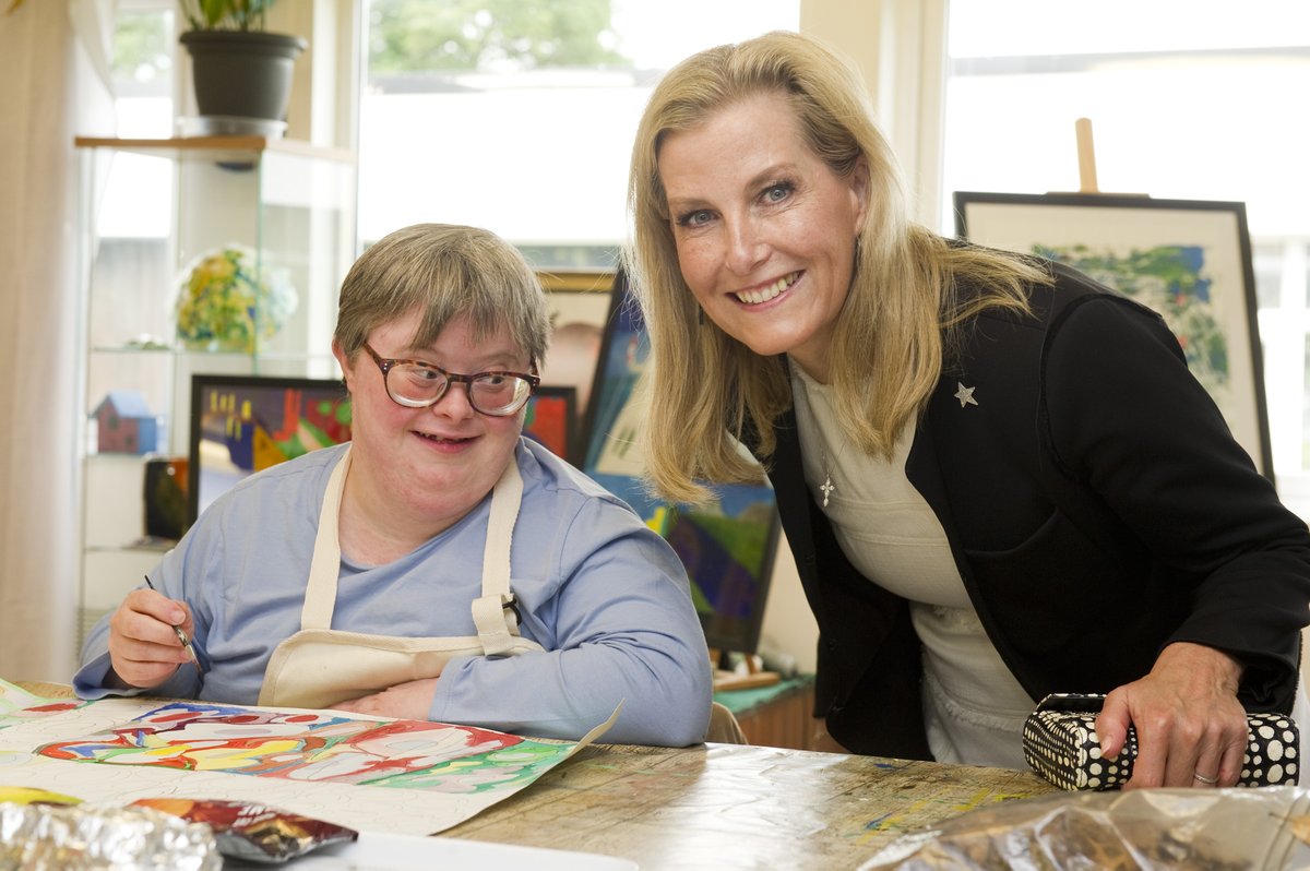 Yesterday in Surrey, The Duchess of Edinburgh visited local charity @artventureuk, met children and families supported by @sschospices, and opened @RoyalSurrey’s new diagnostic wing.

Read more about HRH’s day: royal.uk/news-and-activ…