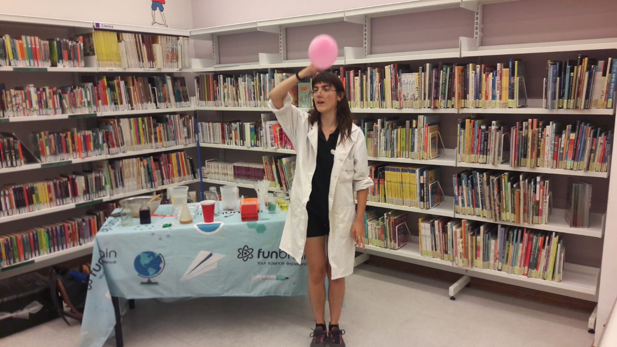 BiblioLaGrua's tweet image. 🔬El passat divendres, ens vam endinsar en un viatge 🗻 amb la Laura a la recerca del gran Mag Merlí . Vam experimentar amb objectes quotidians 🎈 i van crear una sorprenent poció, una poció secreta.
#BiblioLabXBM #bibliolab @ajmontmelo @FunbrainBcn