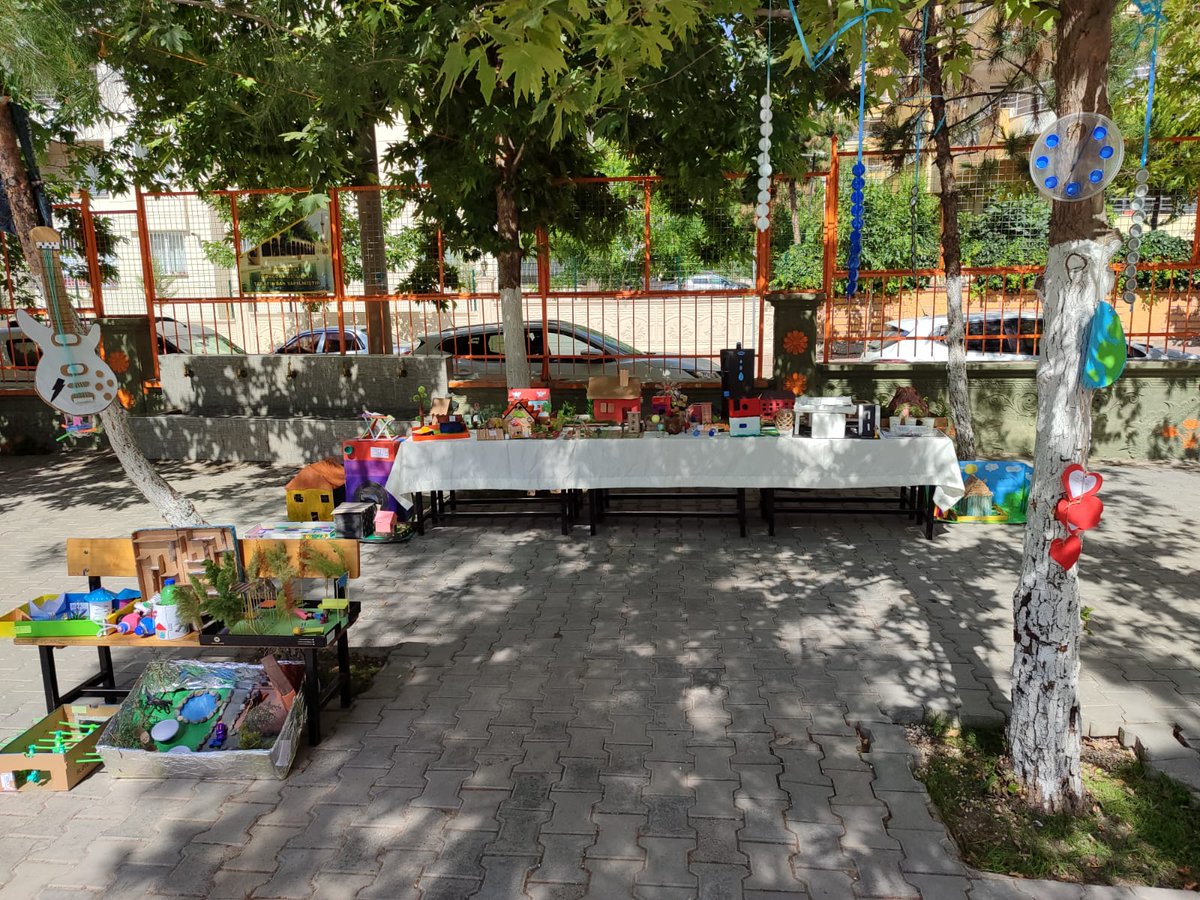 A758339's tweet photo. Türkiye Çevre Haftası" kapsamında okulumuzun tüm paydaşlarının emekleri ile hazırlanan "Sıfır atık anlayışına uygun daha temiz ve daha yeşil bir yaşam farkındalığı"  sergimizden kesitler. https://t.co/ljTbyjxUWM