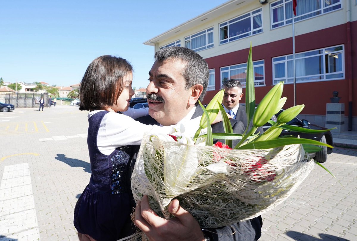Yusuf__Tekin's tweet photo. Yeni dönemde okul ziyaretlerimizi Ankara, Gölbaşı, Hacılar İlkokulu&amp;Ortaokulu ile başlattık. Türkiye Yüzyılını inşa edeceksek bunun merkezi kesinlikle okullar ve öğretmenler olacak. Arkadaşlar sizi gerçekten çok seviyorum, inşallah beraber tarihe not düşülecek işler yapacağız. https://t.co/ActzbeMuHx