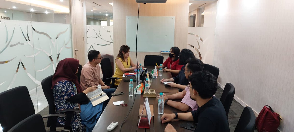 globalcompactid's tweet photo. Innovation unleashed! Proud to have joined forces with @Sritabaelim, Chief Sustainability Officer of
@AsiaPulpPaperID, to mentor the exceptional Innovator team from @amarthaid. Together we're shaping a brighter future through sustainable initiatives! #SDGs #SDGAccelerator https://t.co/QfcFtWozh6
