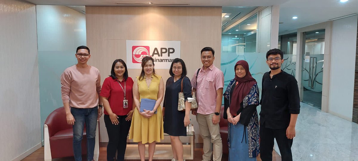 globalcompactid's tweet photo. Innovation unleashed! Proud to have joined forces with @Sritabaelim, Chief Sustainability Officer of
@AsiaPulpPaperID, to mentor the exceptional Innovator team from @amarthaid. Together we're shaping a brighter future through sustainable initiatives! #SDGs #SDGAccelerator https://t.co/QfcFtWozh6