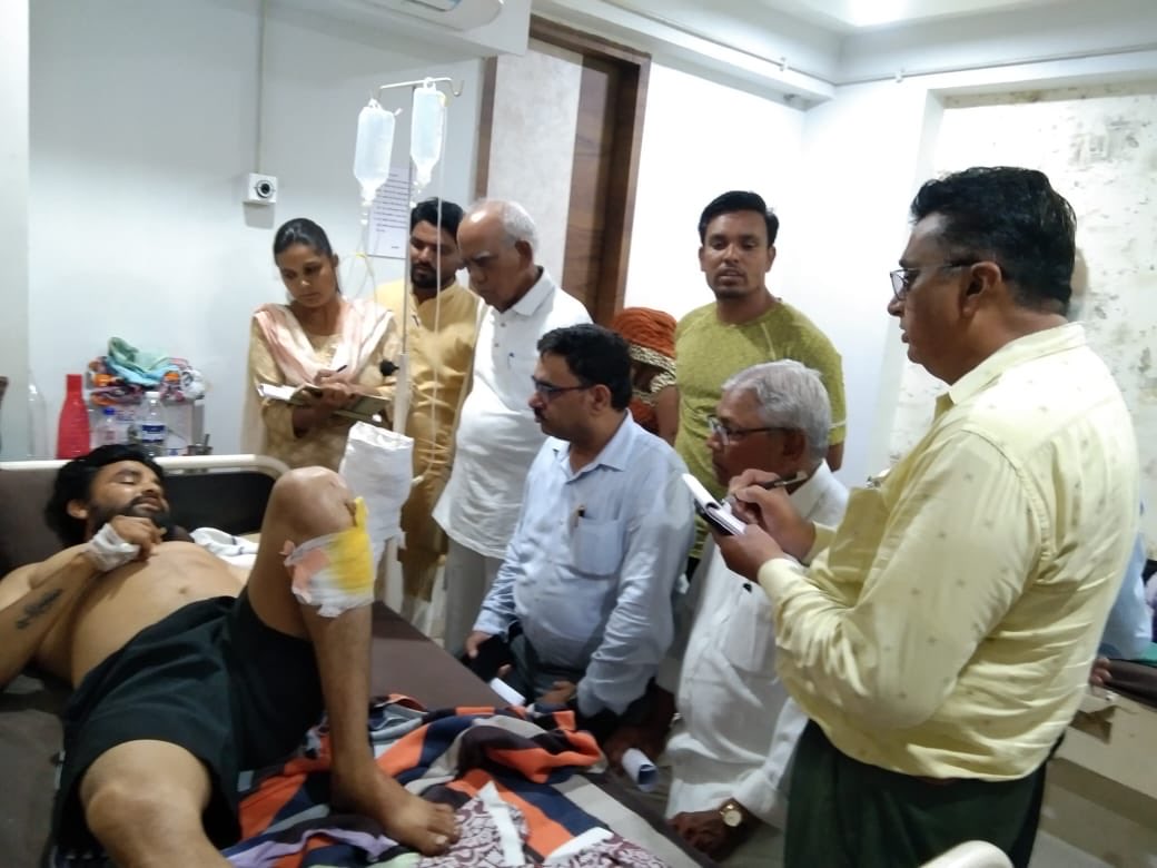 ramjigautambsp's tweet photo. गुजरात जिला पाटन में कीर्ति परमार(दलित) के क्रिकेट बॉल को छूने की वजह से जातीय गुण्डो ने लगभग 40 लोगों ने हमला करके हाथ ���ा अगुँठा और पूरी तरह से तलवार से काट कर घायल किया। Bsp प्रभारी व गुजरात की टीम परिवार के साथ।यही बीजेपी  का अमृतकाल और गुजरात मॉडल है।Unite ur self for BSP। https://t.co/HDnbC5anrc