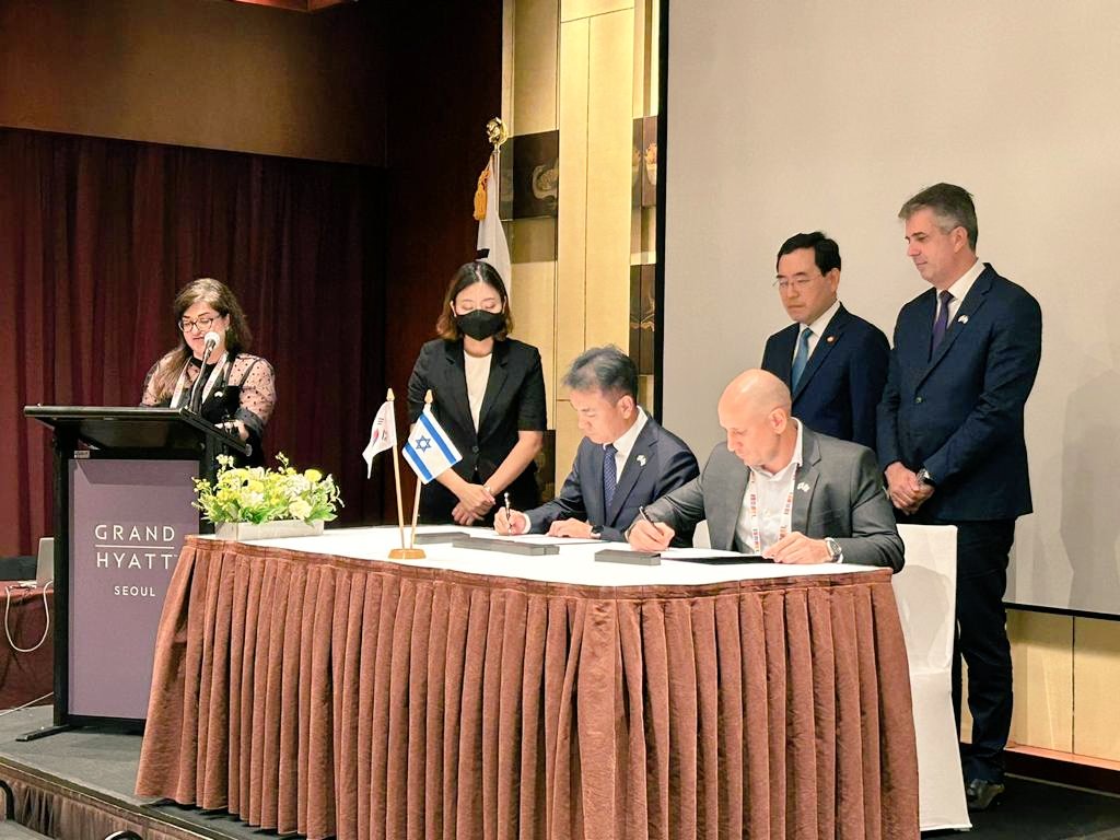 YaelRaviaZadok's tweet photo. Korea is the 1st country in Asia to sign an FTA with Israel, w/entered into force December 2022. Direct flights launched last January.  Increasing bilateral trade far beyond current 3+ billion $ volume is the target. In today's business forum in Seoul Israeli Business delegation led by FM @elicoh1 held B2B meetings discussing collaboration in #Automotive #cyber #RenewableEnergy #tourism and more. Glad to organise and take part. When 🇮🇱Innovation meets  well known advanced  🇰🇷industrial production technology, the sky is the limit. Applause to our partners, Sabin Segal from @IsraelExport , ambassador @AkivaTor, Commercial attache Tamar Koher Maron and their teams  @IsraEconomy @Jonathan_Zadka @GamburgYaron