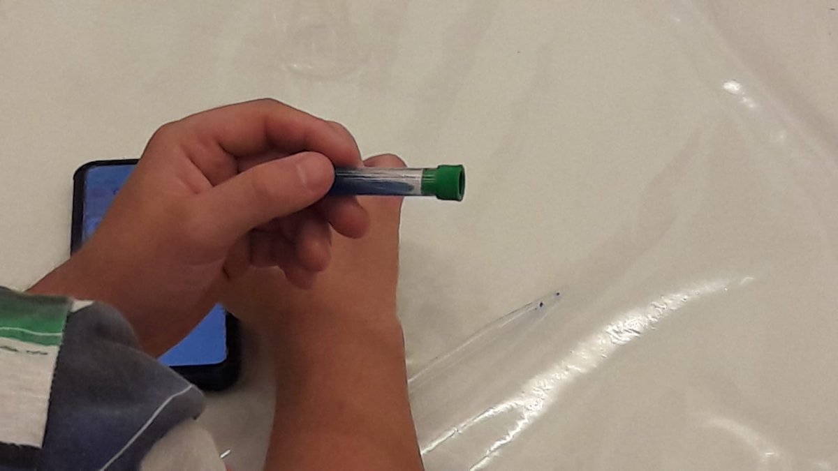 BiblioLaGrua's tweet image. 🔬El passat divendres, ens vam endinsar en un viatge 🗻 amb la Laura a la recerca del gran Mag Merlí . Vam experimentar amb objectes quotidians 🎈 i van crear una sorprenent poció, una poció secreta.
#BiblioLabXBM #bibliolab @ajmontmelo @FunbrainBcn