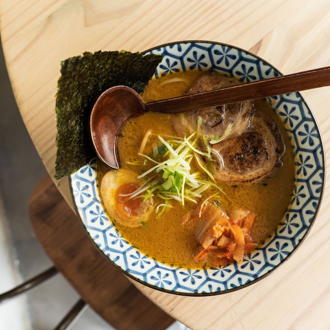 KokuKitchen's tweet photo. 🍜❤️Con su combinación de fideos, caldo y toppings, el ramen es como una pequeña obra de arte. Y si a eso le sumas la alegría que sentirás al probarlo. ¿No me crees? ¡Ven a Koku Kitchen y compruébalo por ti mismo! #KokuKitchen #RamenLover #FelizEnUnBol #ComidaJaponesa #Barcelona https://t.co/6RcSq8cNJw
