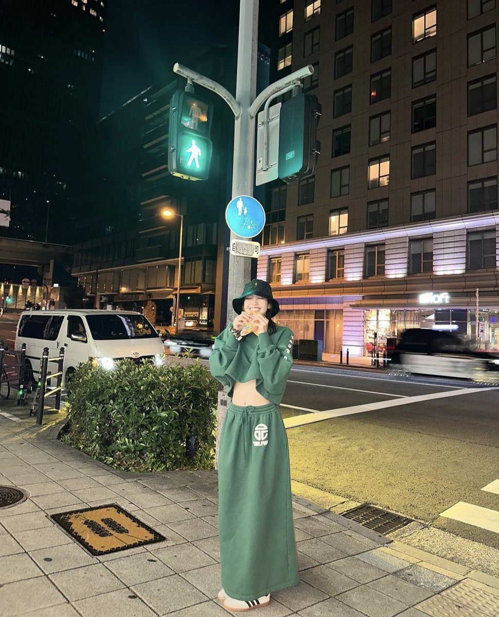 B_LACKPIN_K's tweet photo. 隠すとこ可愛い、、🤍
標識を地名だと思ったのかな？

#BLACKPINK #LISA #BLACKPINK_BORNPINK_JAPAN https://t.co/7jlrq5feXF