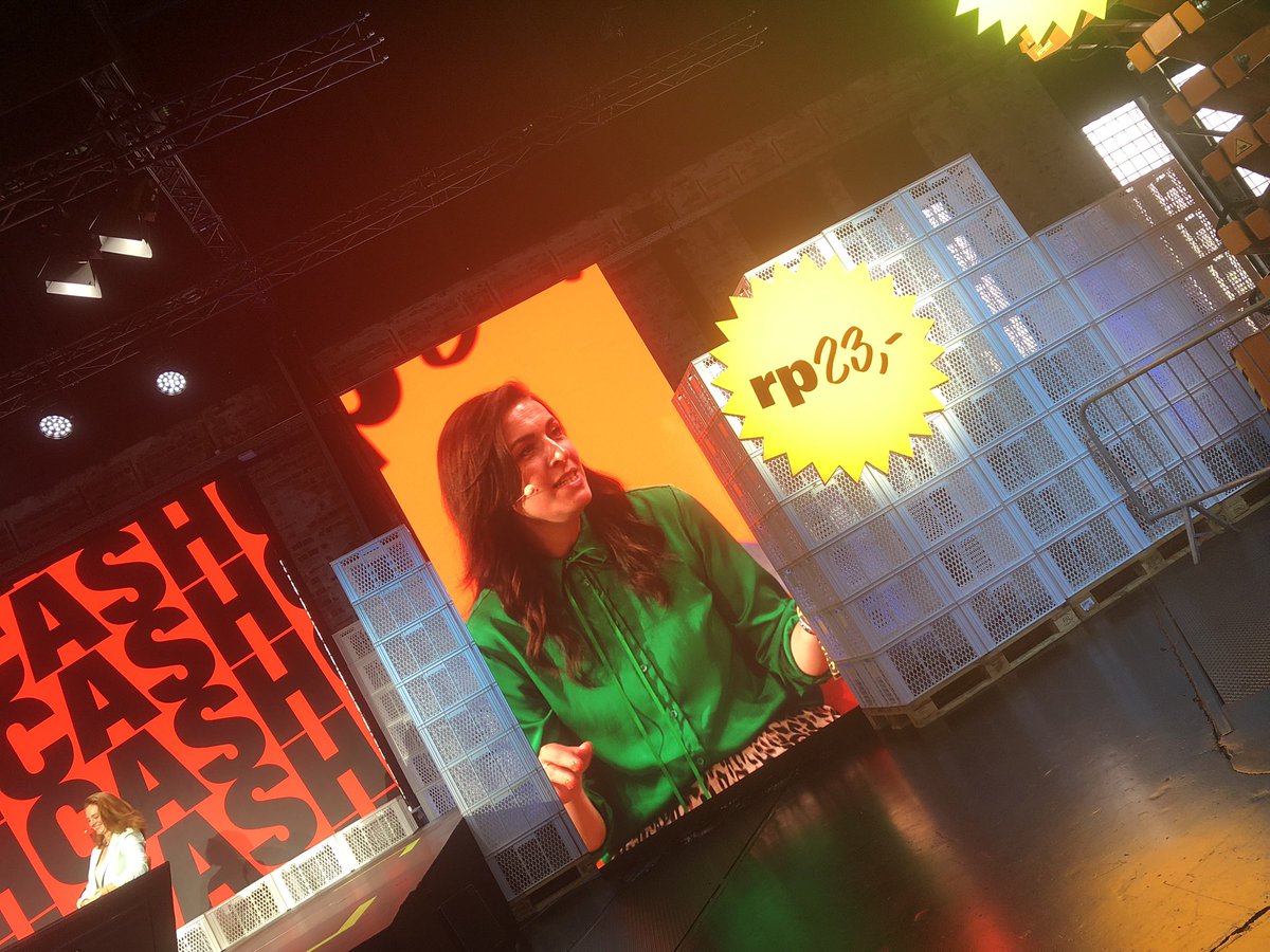 ruhrpottagentin's tweet image. „Wie willst du werden?“ als Alternativfrage zu „Was willst du werden?“ und den Mut haben, Dinge wieder zu verlernen, um Platz für Neues zu schaffen. Für mich ist dieses Panel mit @LenaRogl und @sara__weber ein absolutes Highlight der #rp23.  #openmindset  #networking