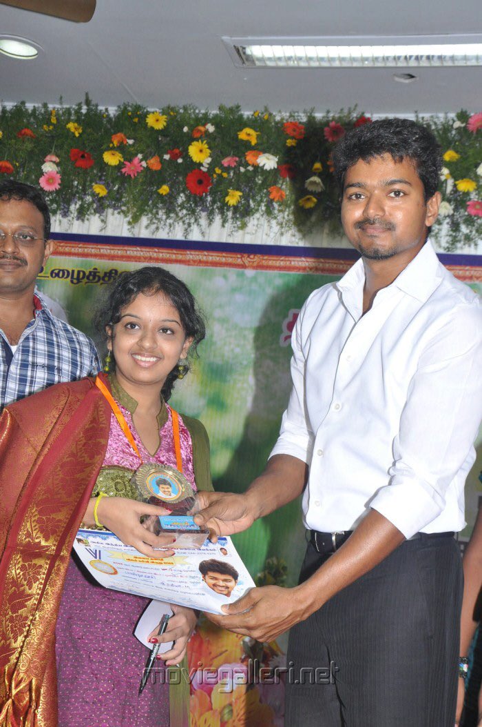 Actor_Vijay's tweet photo. The Ilayathalapathy Vijay Educational Awards 

#ThalapathyVIJAY honoured the students who topped in this year’s SSLC and 12th board exams in 2012 and 2013 https://t.co/vSs6AOMhtP