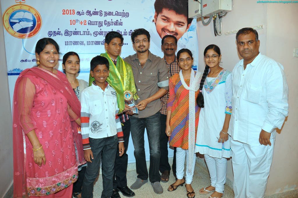Actor_Vijay's tweet photo. The Ilayathalapathy Vijay Educational Awards 

#ThalapathyVIJAY honoured the students who topped in this year’s SSLC and 12th board exams in 2012 and 2013 https://t.co/vSs6AOMhtP