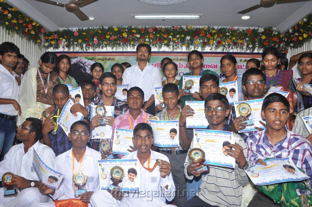 Actor_Vijay's tweet photo. The Ilayathalapathy Vijay Educational Awards 

#ThalapathyVIJAY honoured the students who topped in this year’s SSLC and 12th board exams in 2012 and 2013 https://t.co/vSs6AOMhtP