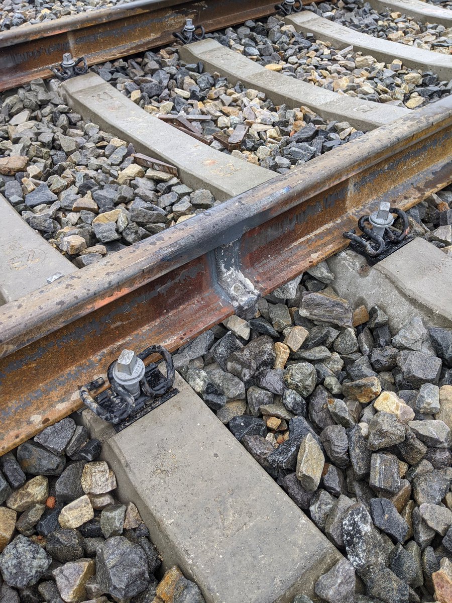 flof93's tweet photo. Nach einer längeren Pause gibt's heute wieder ein kurzes #Baustellenupdate aus #Tullnerbach.
Mittlerweile sind die Gleise 2 und 4 eingeschottert und gestopft, die Weichen ebenfalls.
Gestern und heute sind die Schweißtrupps unterwegs.
🇦🇹#Pm https://t.co/w2W44SDlmq