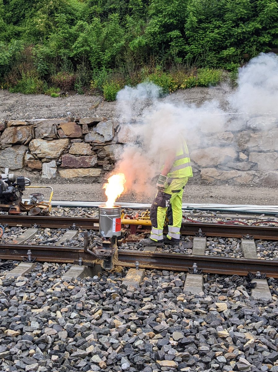flof93's tweet photo. Nach einer längeren Pause gibt's heute wieder ein kurzes #Baustellenupdate aus #Tullnerbach.
Mittlerweile sind die Gleise 2 und 4 eingeschottert und gestopft, die Weichen ebenfalls.
Gestern und heute sind die Schweißtrupps unterwegs.
🇦🇹#Pm https://t.co/w2W44SDlmq
