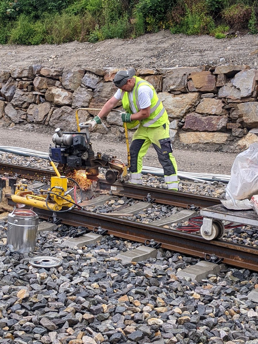 flof93's tweet photo. Nach einer längeren Pause gibt's heute wieder ein kurzes #Baustellenupdate aus #Tullnerbach.
Mittlerweile sind die Gleise 2 und 4 eingeschottert und gestopft, die Weichen ebenfalls.
Gestern und heute sind die Schweißtrupps unterwegs.
🇦🇹#Pm https://t.co/w2W44SDlmq