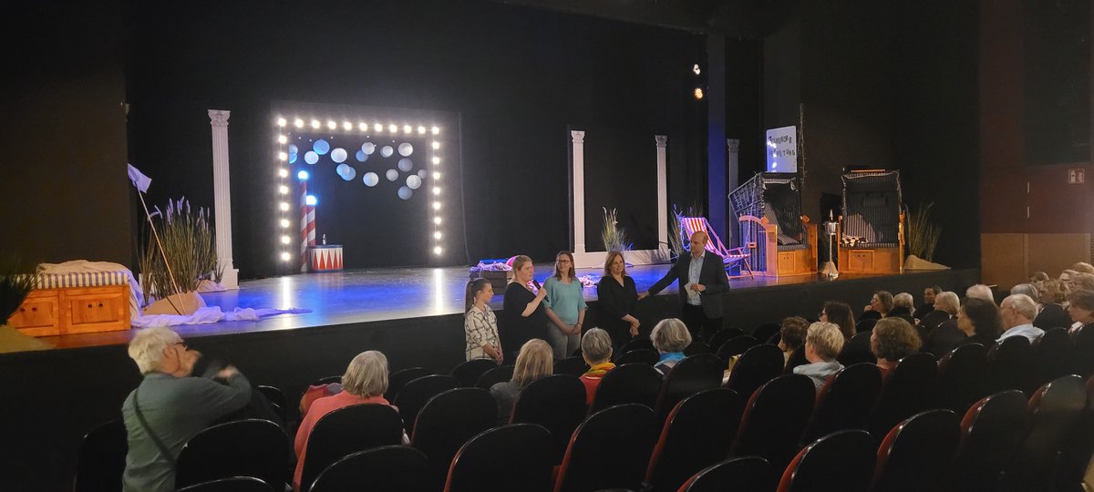 📚Premiere für die Romanadaption „Die Bücherinsel“ im Altonaer Theater: Im Mittelpunkt steht eine Frau mit Leseschwäche. Unsere Kollegin Susanne Kiendl & das Alpha-Team sprachen anschließend mit dem Publikum. Sie hatten auch die Produktion beraten.
#Alphabetisierung #Grundbildung