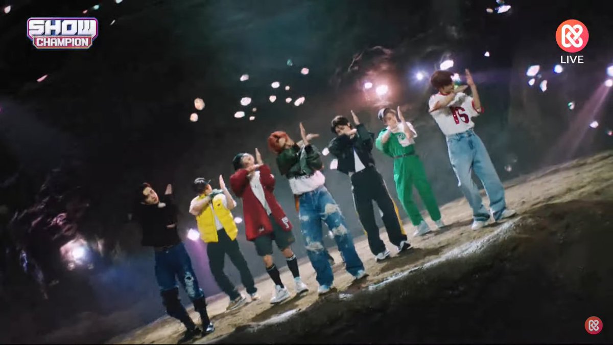 yslcheol's tweet photo. STRAY KIDS S CLASS WON FIRST PLACE IN SHOW CHAMPION TODAY !!!!!!!! https://t.co/ofIuuH7qHJ