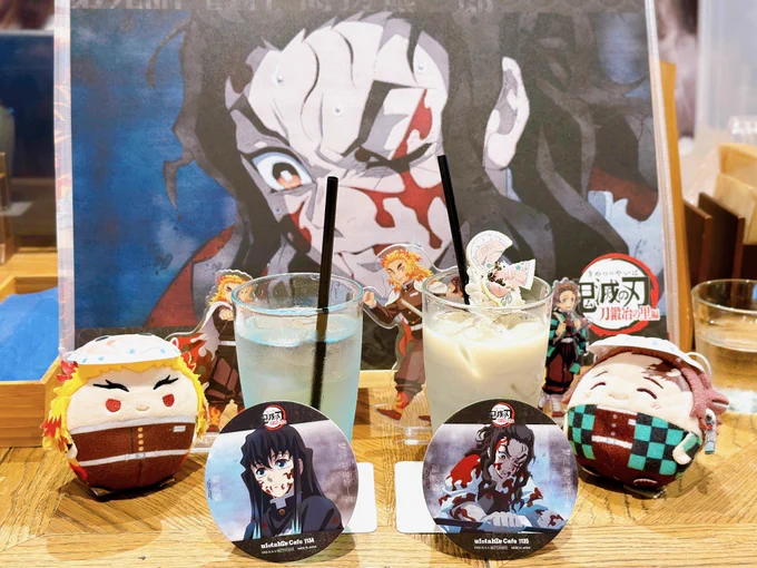 むいくんドリンクとほたるちゃんドリンクと海鮮丼!!海鮮丼出てくるのにめちゃくちゃ時間がかかるから注意だでもめっちゃおいしかったギョッッコドリンクはじょーげんカフェの時と同じやつみたい