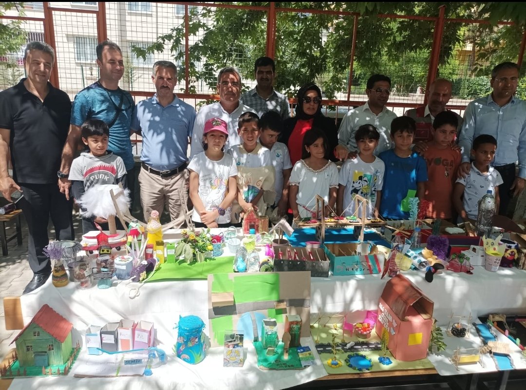 A758339's tweet photo. Türkiye Çevre Haftası" kapsamında okulumuzun tüm paydaşlarının emekleri ile hazırlanan "Sıfır atık anlayışına uygun daha temiz ve daha yeşil bir yaşam farkındalığı"  sergimizden katılan misafirlerimiz bizi onure ettiler. https://t.co/ONelgeTGAn