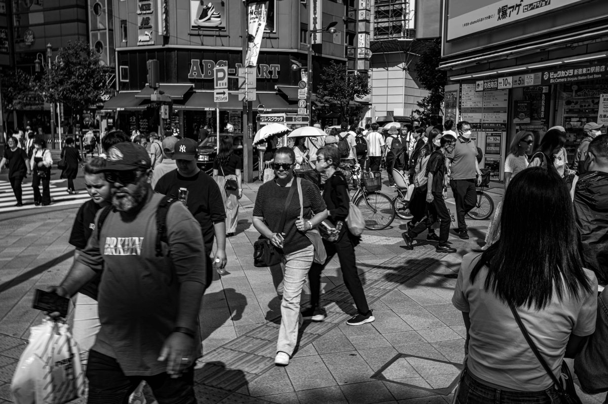 新宿

#モノクロ写真 
#新宿東口 
#モノクロにするとカッコ良くなる魔法がかかる #snapphotography 
#Monochrome 
#streetphotography
