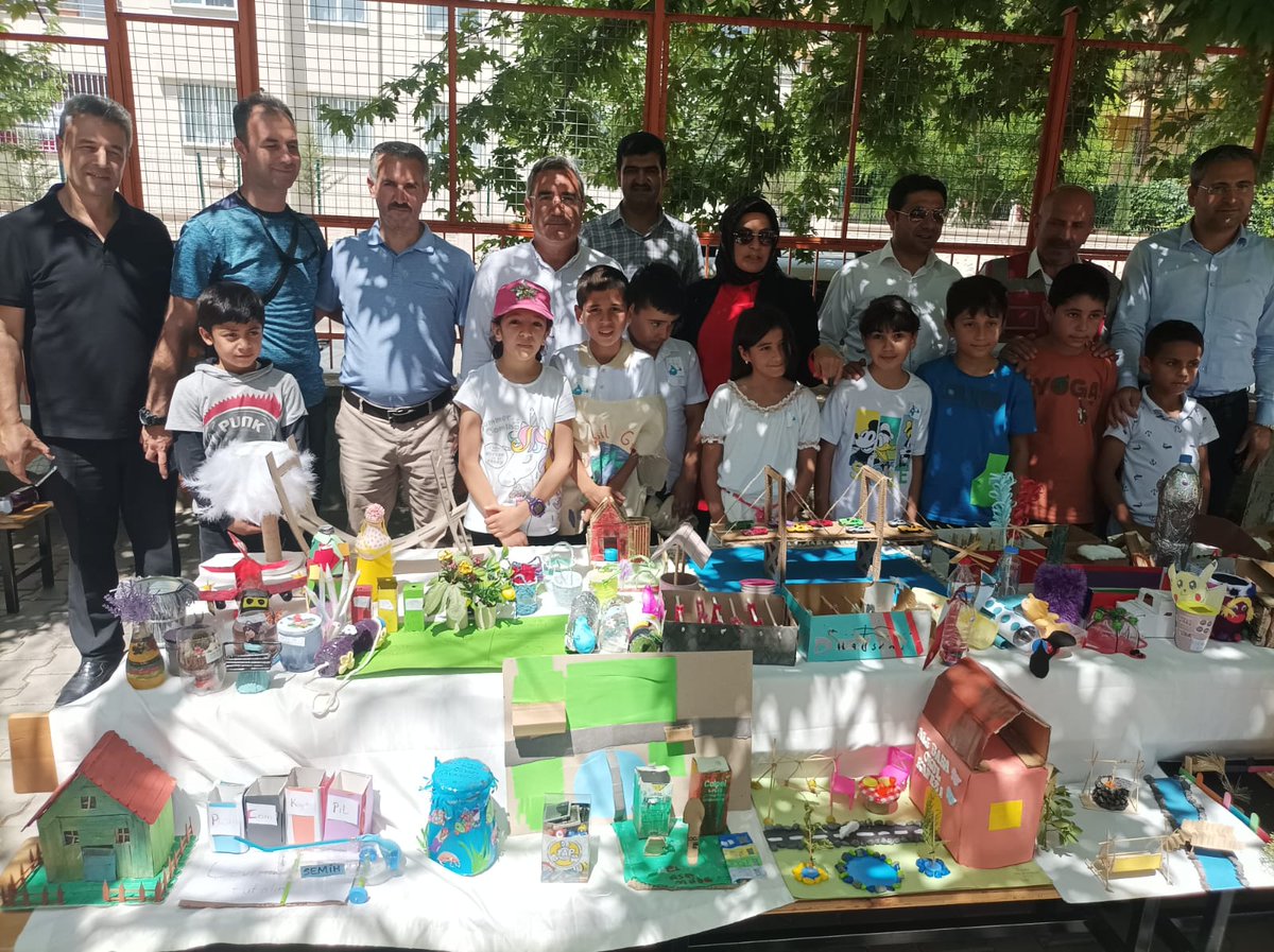 A758339's tweet photo. Türkiye Çevre Haftası" kapsamında okulumuzun tüm paydaşlarının emekleri ile hazırlanan "Sıfır atık anlayışına uygun daha temiz ve daha yeşil bir yaşam farkındalığı"  sergimizden katılan misafirlerimiz bizi onure ettiler. https://t.co/ONelgeTGAn