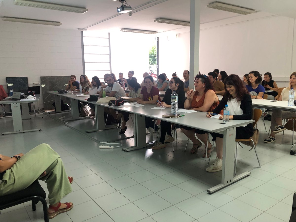 CEEICastellon's tweet photo. ▶️2ª sesión de #moveup2023. Qué buen equipo de mentes inquietas, comentando, opinando...🎢Muy ilusionados cada uno con su proyecto y aportando al resto... Nosotros encantados de compartir con ellos esa ilusión y de acompañarles en el duro camino de emprender. 💯@dipOportunitats https://t.co/h6R6oED3Ei