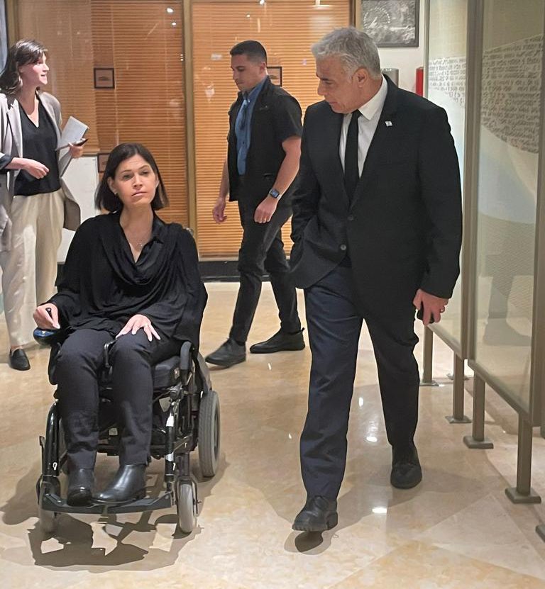 ח״כ קארין אלהרר הגישה את מועמדותה לנציגת האופוזיציה בוועדה לבחירת שופטים.

בימים בהם הדמוקרטיה תחת התקפה, האופוזיציה מתייצבת יחד להגנה על מערכת המשפט. אני סומך על קארין, שרה לשעבר, חברה בצוות ההידברות בבית הנשיא ומשפטנית עם ניסיון רב, שתדע לשמור על הועדה לבחירת שופטים מפני דילים.